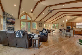 Paradise in the Pines - Luxury Home in Quite Neighborhood, Wooded Views, Short Drive to Skiing
